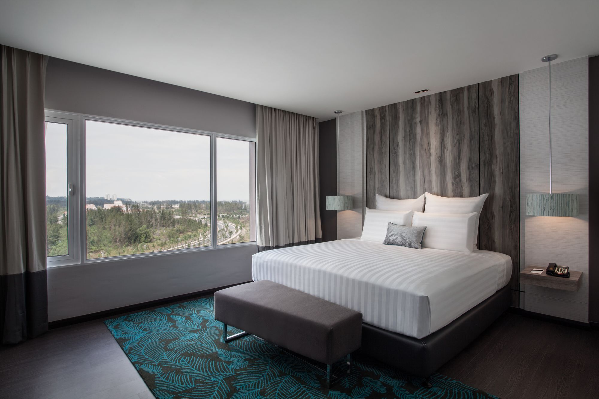 Pullman Waterfront Hotel 5*